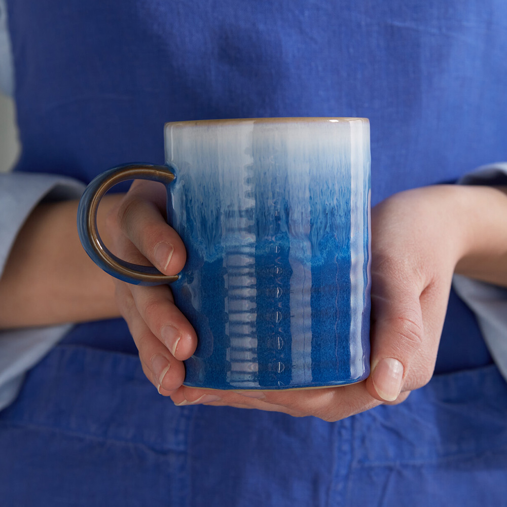 {"default":"person_holding_denby_handcrcafted_blue_mug"}
