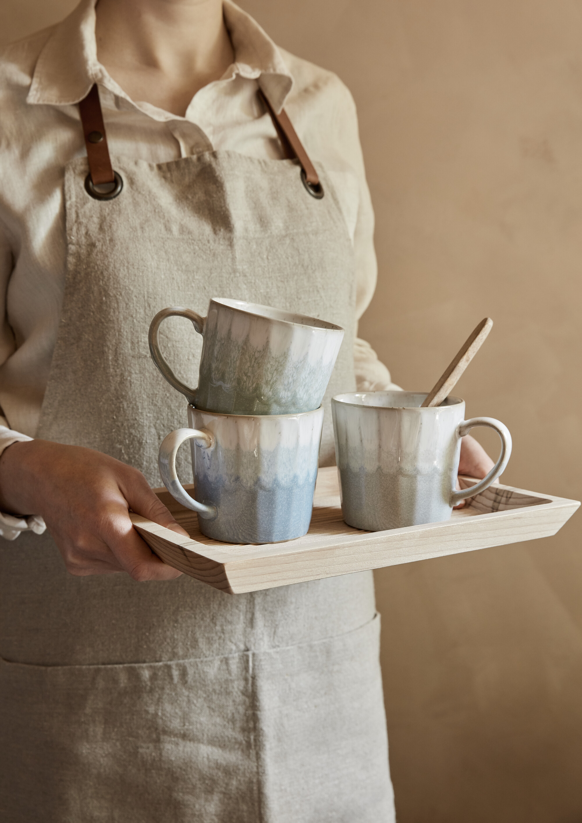 {"default":"person_holding_tray_with_ceramic_mugs"}
